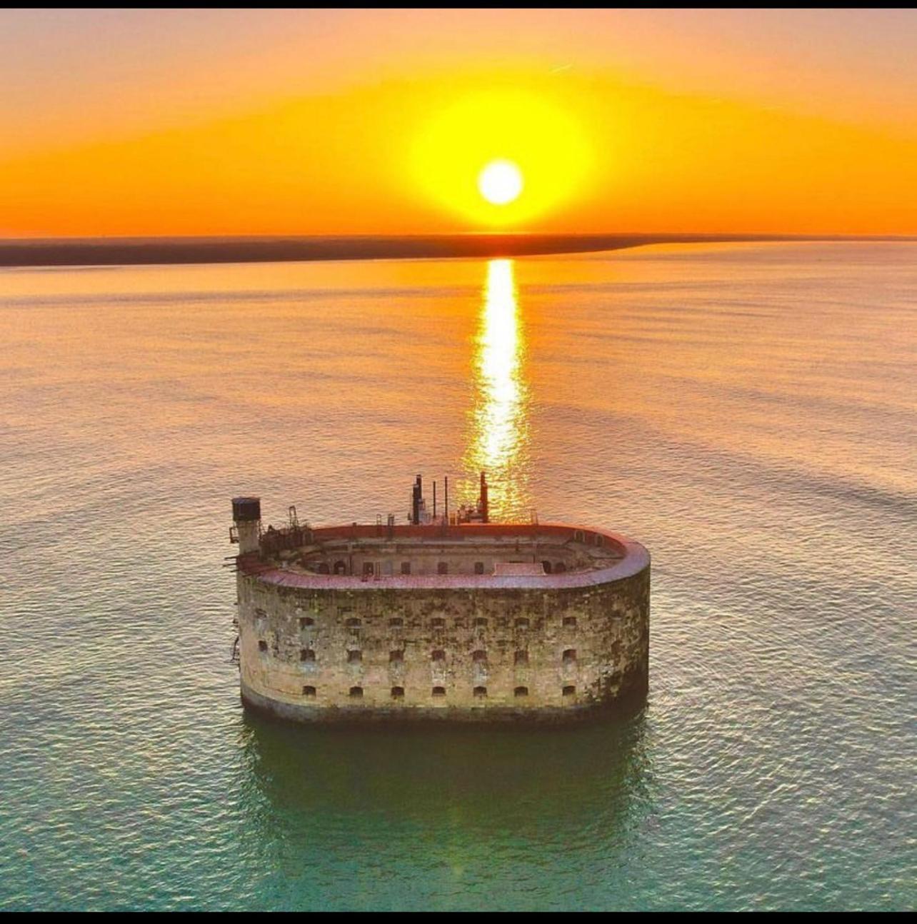 Hotel 2 Etoiles Et Restaurant Le Galet Bleu Fouras Εξωτερικό φωτογραφία